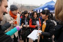 与参加招聘会学生交流
